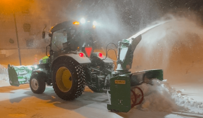 Soufflage de neige avec tracteur à Sherbrooke