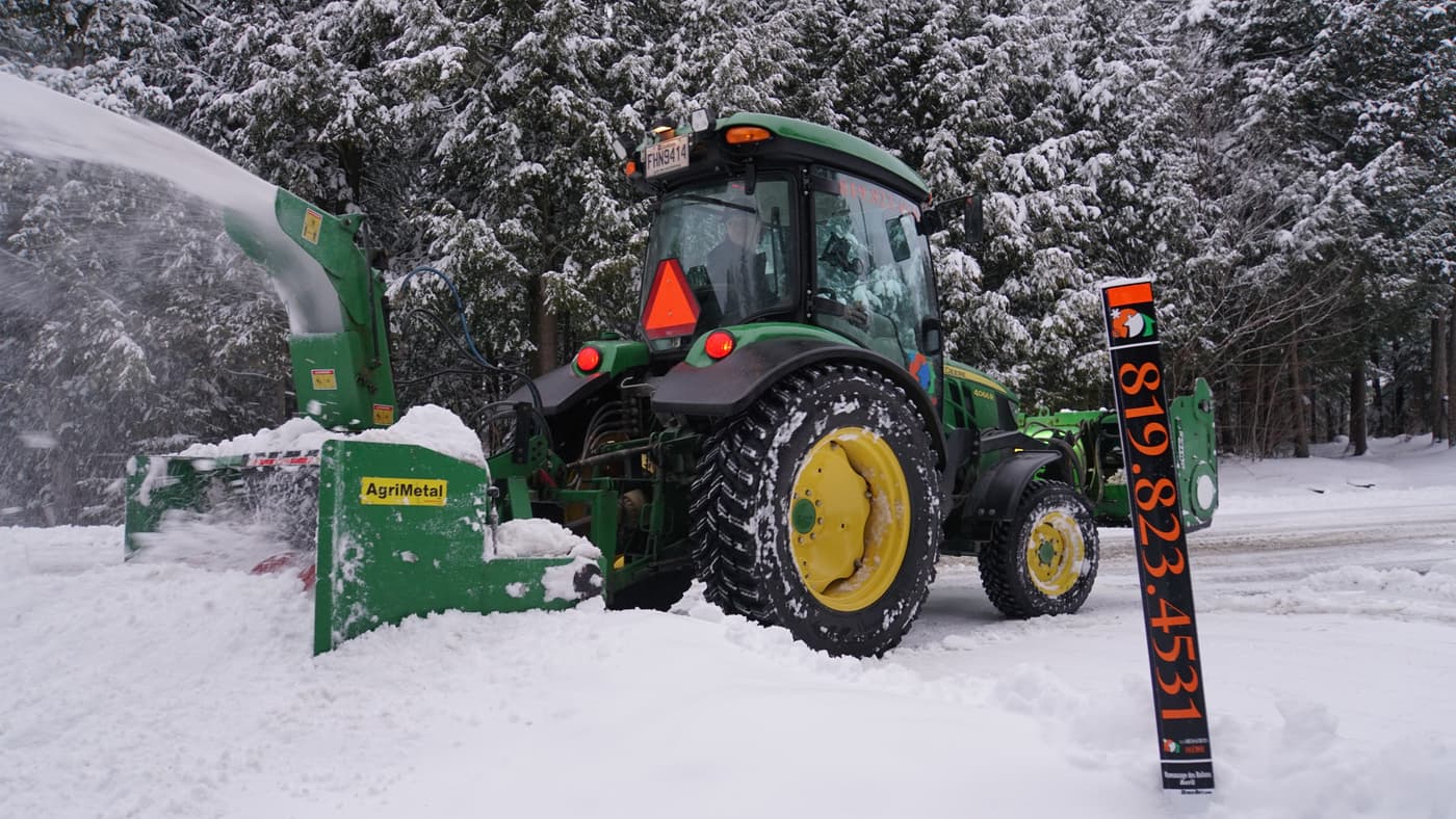 Souffleur à neige industriel en action